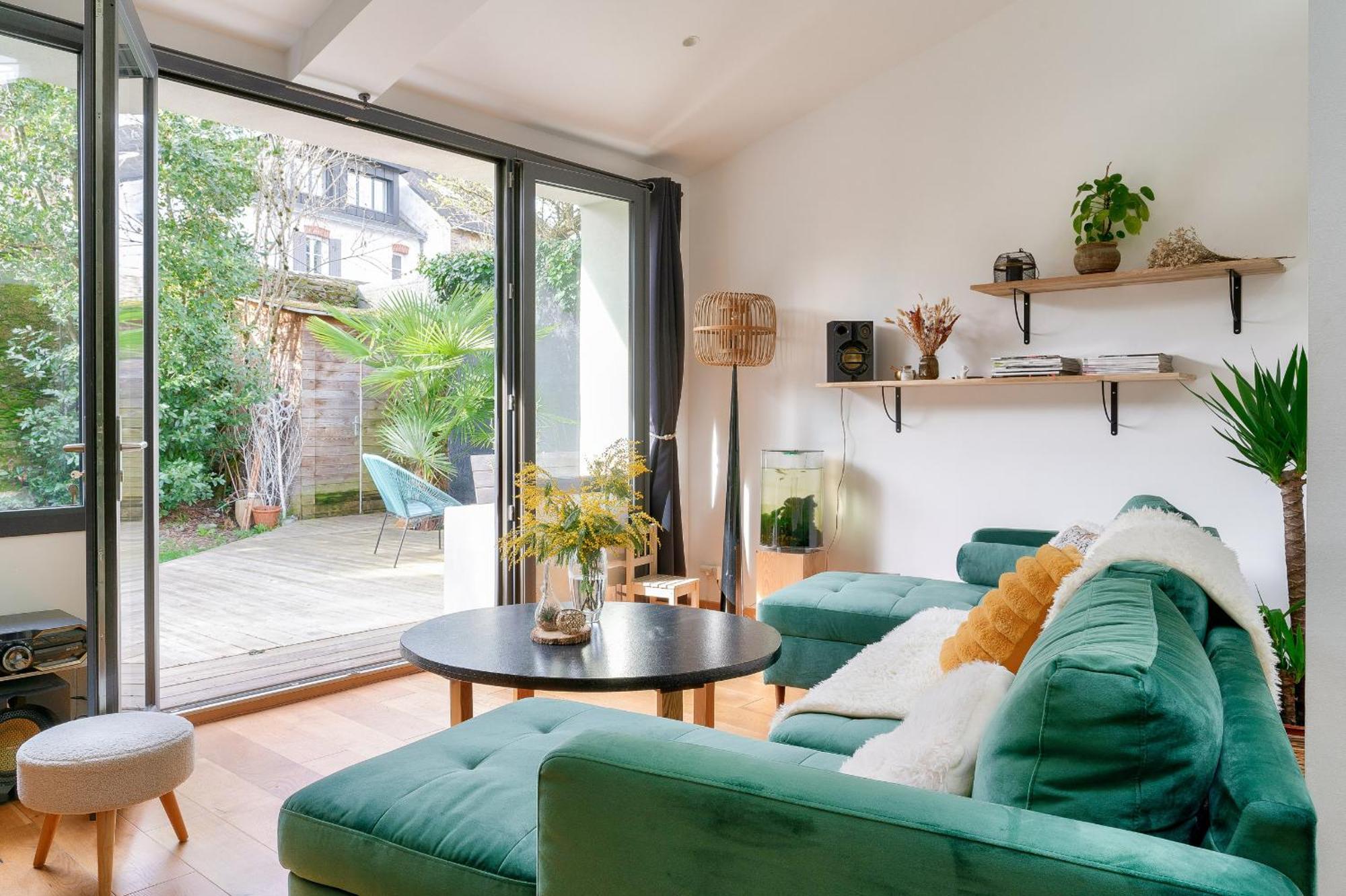 Charmante Maison Plain-pied Et Son Jardin Fleuri *